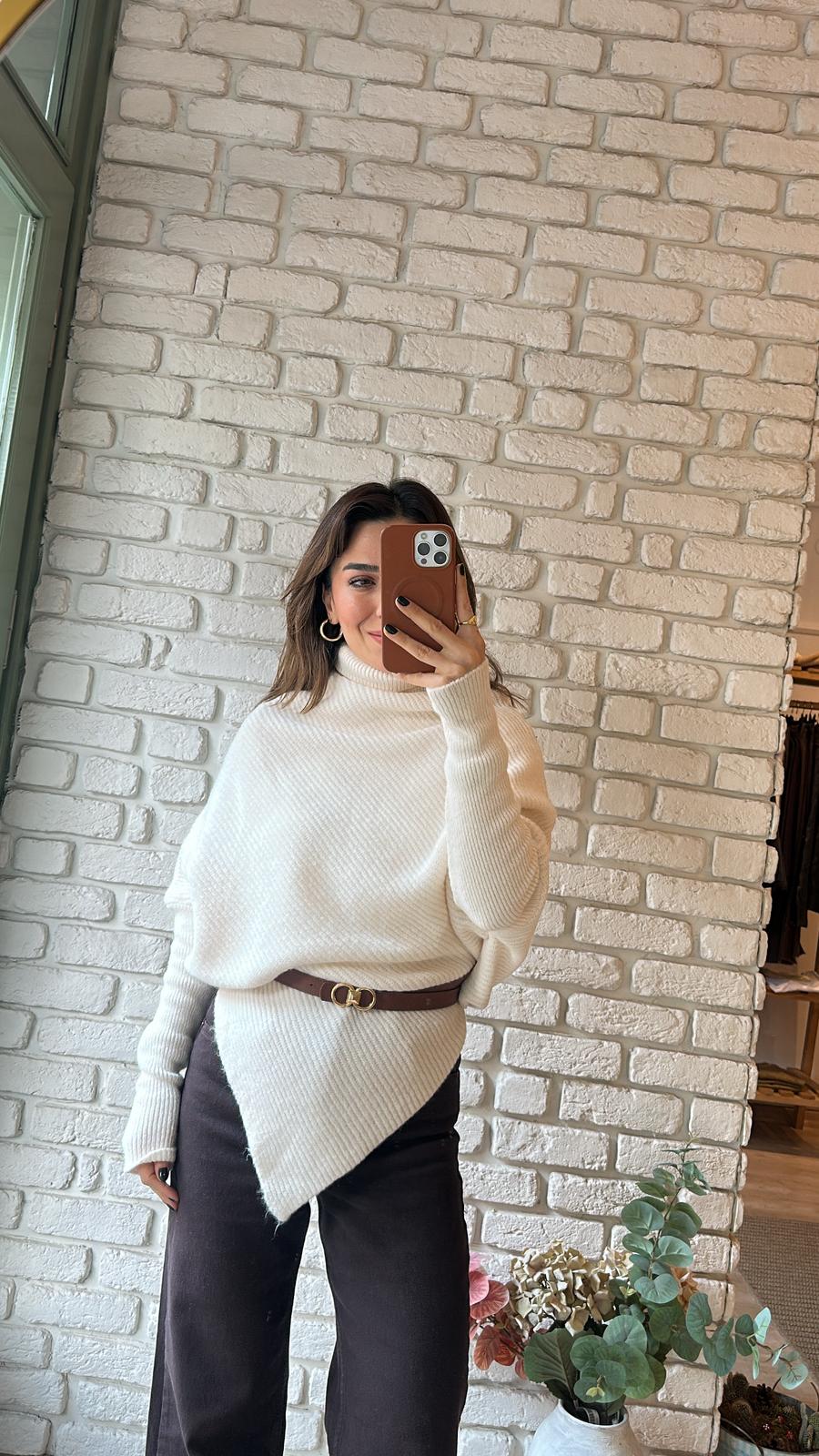 Asimetrik Kesim Boğazlı Triko Kazak