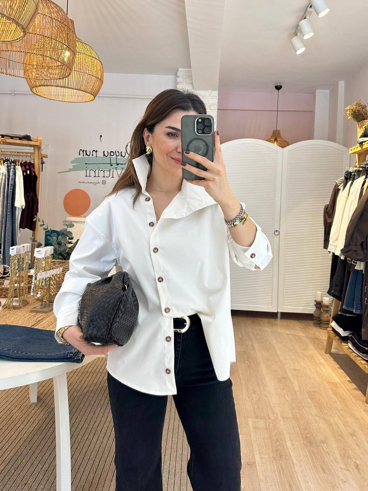 Düğme Detaylı Asimetrik Kesim Gömlek