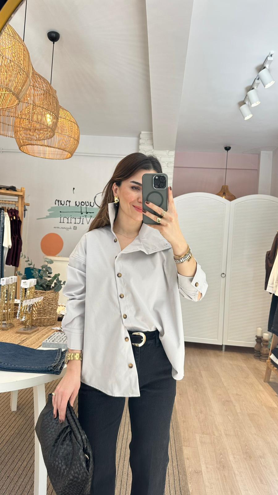 Düğme Detaylı Asimetrik Kesim Gömlek